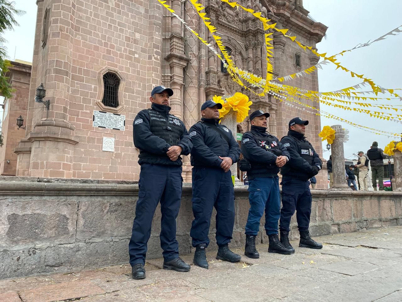 Fotografía de dos elementos de seguridad a las afueras de la Basílica de Guadalupe